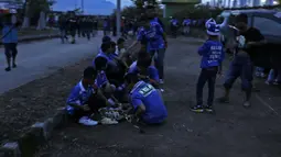 Bobotoh melakukan buka puasa bersama diareal Stadion Gelora Bandung Lautan Api sebelum laga Torabika SC 2016 Persib melawan Mitra Kukar, Bandung, Sabtu (18/6/2016). (Bola.com/Nicklas Haoatubun)
