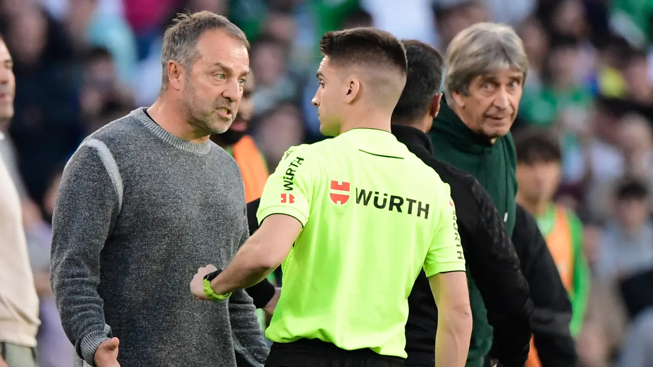 Foto: Detik-Detik Hansi Flick Diusir Wasit, Barcelona Gagal Taklukkan Real Betis