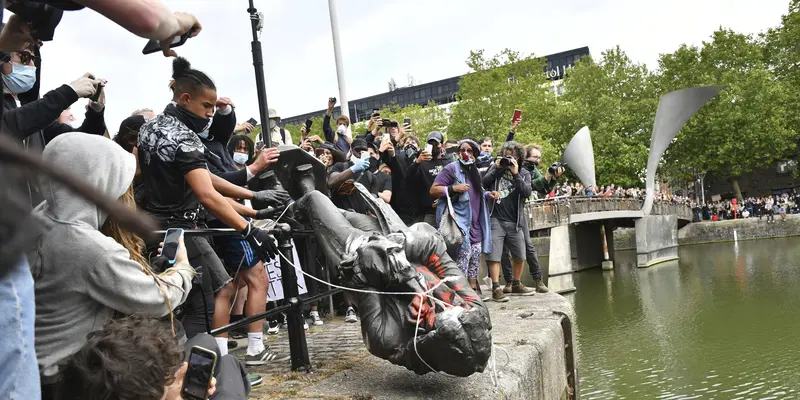 FOTO: Protes Kematian George Floyd, Demonstran Robohkan Patung Pedagang Budak