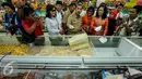 Petugas mengambil beberapa sampel makanan untuk diuji saat sidak di salah satu pusat perbelanjaan di Jakarta, Selasa (16/6/2015). Sidak memastikan bahan pangan yang dijual aman dan layak dikonsumsi jelang ramadan. (Liputan6.com/Faizal Fanani)