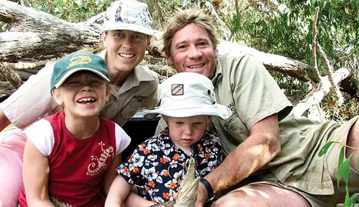 Dilaporkan News.com.au, Rabu (25/11/2015), Bindi kembali memberi penghormatan kepada Steve dengan menunjukkan foto ayahnya, Steve, ibunya, Terri, saudaranya, Bob yang memegang bayi buaya juga dirinya. (Via Instagram/@bindisueirwin)