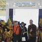 General Manager PT Angkasa Pura I Bandara Internasional I Gusti Ngurah Rai - Bali menyambut kedatangan penumpang pada peringatan Hari Batik Nasional 2 Oktober.