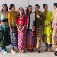 Di gelaran Istana Berkebaya, Sobat Kebaya yang berisi beberapa artis tanah air turut berpartisipasi hadir dan tampil di runway. Yang pertama dan paling menarik perhatian adalah Shareefa Daanish. Ia tampil cantik mengenakan kebaya hijau mint semi transparan, dipadu kain batik bernuansa hijau-hitam yang senada. Potret OOTDnya sempurna karena ia memadukan penampilannya dengan sneakers yang juga berwarna hijau. [Foto: Instagram/shareefadaanish]