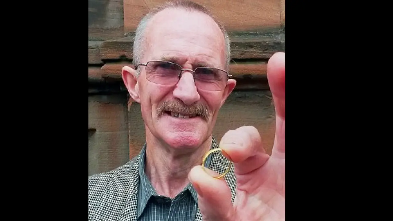 Tom Ross, penemu cincin kuno. (Daily Mail)