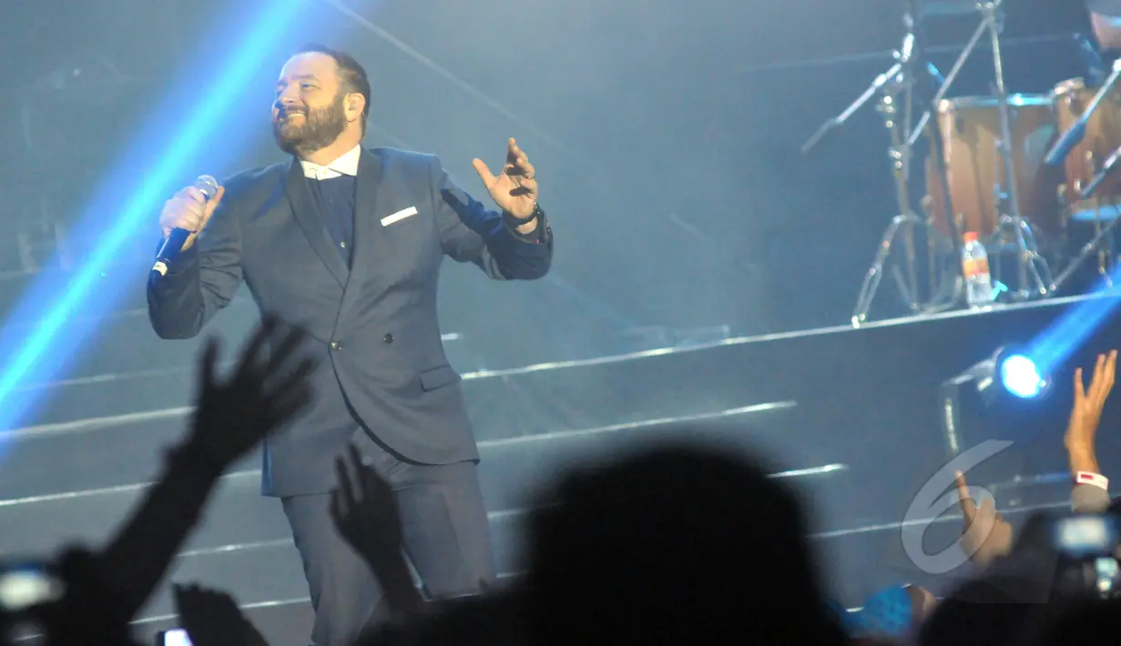 Penampilan Michael Graham mengobati kerinduan pengemarnya dalam konser A Night of Reunion, Boyzone: Back Again No Matter What, di Istora Senayan, Jakarta, Jumat (22/5/2015). (Liputan6.com/Panji Diksana)