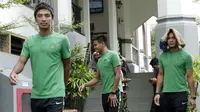 Pemain Indonesia, Bayu Pradana dan Andritany Ardhiyasa usai sholat Jumat di Masjid Sultan, Singapura, Jumat (9/11). Pemain Timnas Indonesia ibadah Sholat Jumat bersama jelang laga Piala AFF 2018 melawan Singapura. (Bola.com/M. Iqbal Ichsan)