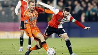 Pemain FC Voledam, Henk Veerman, berebut bola dengan pemain Feyenoord, Orkun Kokcu, pada laga di Rotterdam, 12 Maret 2023. (Pieter Stam de Jonge/ANP/ AFP)