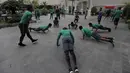 Para pemain Timnas Indonesia melakukan push up saat sesi latihan ringan di kolam renang Hotel Sahid Rich, Yogyakarta, Minggu (9/10/2016).  (Bola.com/Nicklas Hanoatubun)