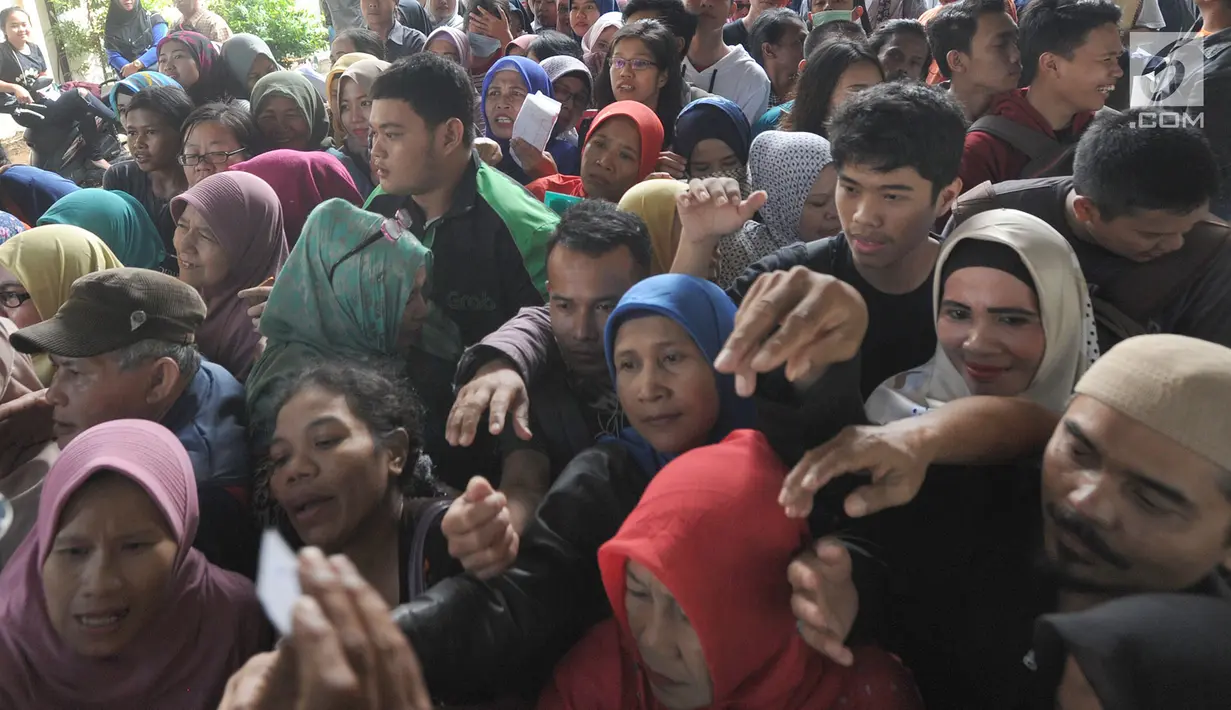 Warga berebut nomor antrean untuk mengajukan permohonan pencetakan E-KTP di Kantor Disdukcapil Kota Bogor, Jawa Barat (6/6). (Merdeka.com/Arie Basuki)
