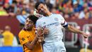 Bek Chelsea, Cesar Azpilicueta (kanan) berebut bola udara dengan Munir El Haddadi di International Champions Cup 2015 di Landover, Maryland, Rabu (29/7/2015). Chelsea menang 4-2 lewat adu penalti, usai bermain imbang 2-2 waktu normal. (AFP/NICHOLAS KAMM)