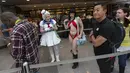 Destiny Nickelsen (kiri) berkostum Mrs Stay Puft dan Dangrrr Doll (kanan) (pusat R) berkostum Vampirella saat meramaikan hari   kedua New York Comic Con di   Manhattan, New York, Jumat   (9/10/2015). (REUTERS/Andrew Kelly)
