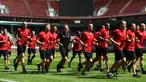 Para wasit melakukan pemanasan saat menjalani sesi latihan di Moskow, Rusia, Selasa (11/6). Persiapan dilakukan para wasit untuk menjaga kebugaran saat pertandingan turnamen Piala Dunia 2018 Rusia. (AFP Photo/Kirill Kudryavtsev)