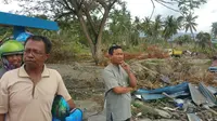 Warga memandangi lokasi likuefaksi atau tanah bergerak di Palu, Sulawesi Tengah. (Liputan6.com/Nanda Perdana Putra)