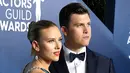 Aktris Scarlett Johansson bersama Colin Jost saat menghadiri acara SAG Awards 2020 di Los Angeles, California (19/1/2020). Scarlett Johansson tampil seksi mengenakan gaun biru dengan memamerkan tato di perut dan punggungnya di acara tersebut. (Jon Kopaloff/Getty Images/AFP)