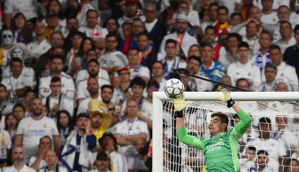 Kiper Real Madrid, Thibaut Courtois, melakukan penyelamatan saat laga final Liga Champions antara Liverpool melawan Real Madrid yang berlangsung di Stade de France, Saint Denis, Sabtu, 28 Mei 2022 waktu setempat. (AFP/Franck Fife)