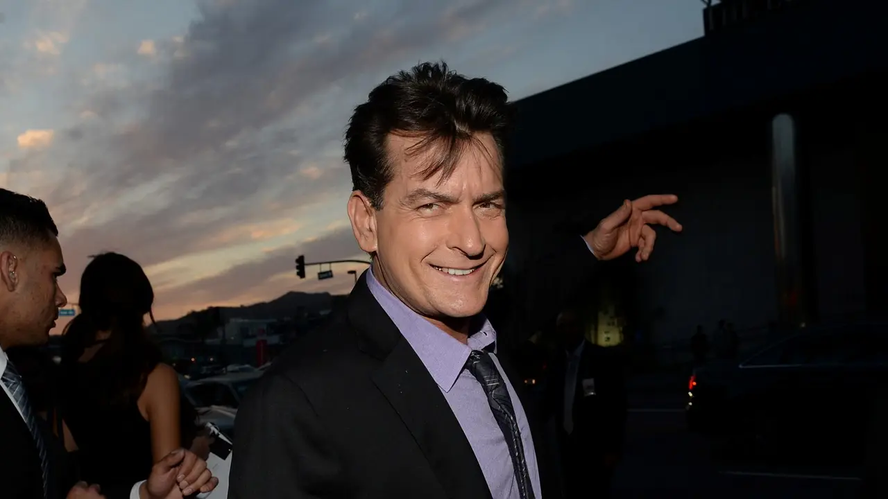 [Bintang]  Charlie Sheen