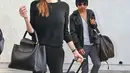Angelina Jolie mengaplikasikan nuansa hitam untuk terlihat simple. Bahkan ia menggunakan celana bahan dan sendal teplek untuk penampilannya. (pinterest.com)