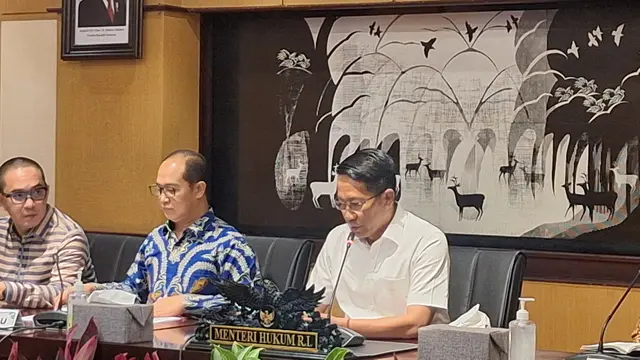 Menteri Hukum (Menkum) Supratman Andi Agtas menggelar konferensi pers mengenai ditangkapnya buron KPK kasus e-KTP Paulus Tannos.