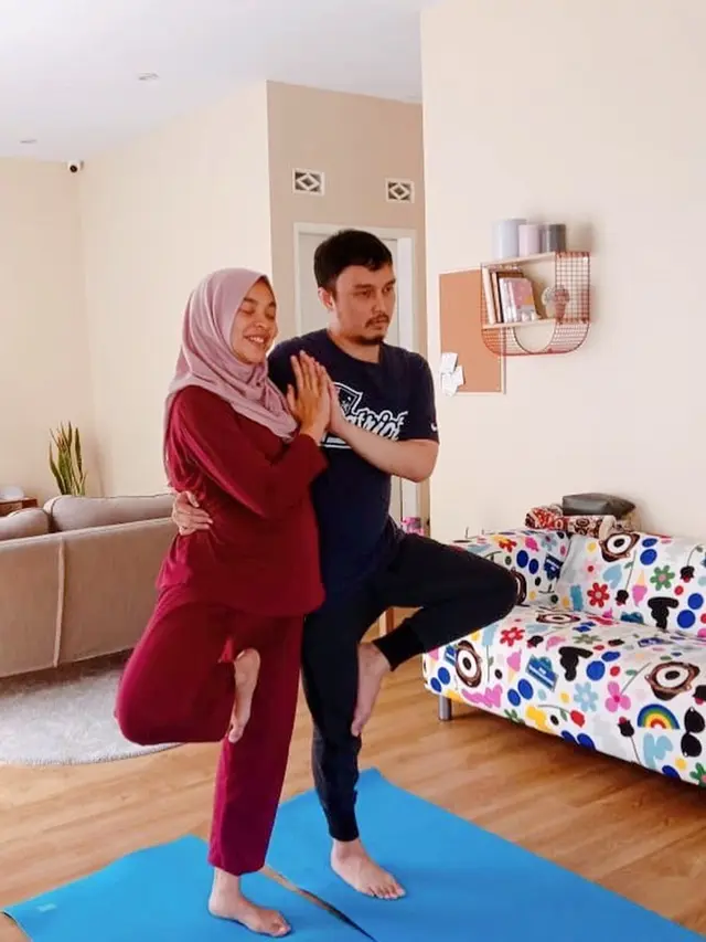 Tetap Aktif di Lokasi Syuting, Ini 6 Potret Cantik Tika Bravani Pamer Baby Bump