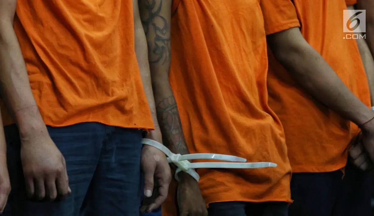Tersangka kasus kerusuhan Aksi 22 Mei diikat pada bagian tangan saat dihadirkan dalam rilis di Polda Metro Jaya, Jakarta (22/5/2019). Polda Metro Jaya mengamankan 257 orang dari tiga lokasi pada dini hari tadi. (Liputan6.com/JohanTallo)