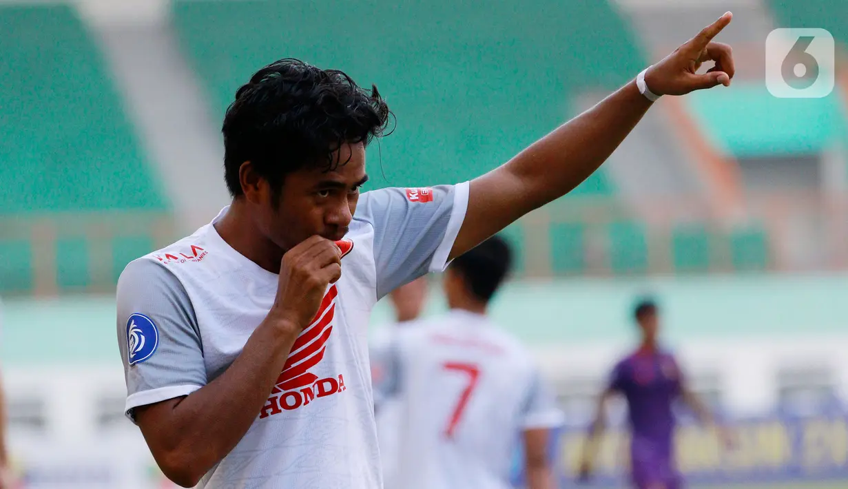 Pemain PSM Makassar, Ilham Armaiyn, melakukan selebrasi usai mencetak gol ke gawang Persik Kediri pada laga BRI Liga 1 di Stadion Wibawa Mukti, Cikarang, Kamis (23/9/2021). PSM Makassar menang tipis atas Persik Kediri dengan skor 3-2. (Bola.com/M Iqbal Ichsan)