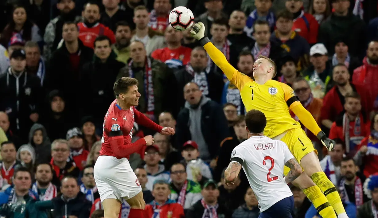 Kiper Inggris, Jordan Pickford berusaha menepis bola selama bertanding melawan  Republik Ceko pada grup A babak kualifikasi Euro 2020 di stadion Wembley di London (22/3). Inggris menang telak atas Ceko 5-0. (AP Photo/Tim Irlandia)
