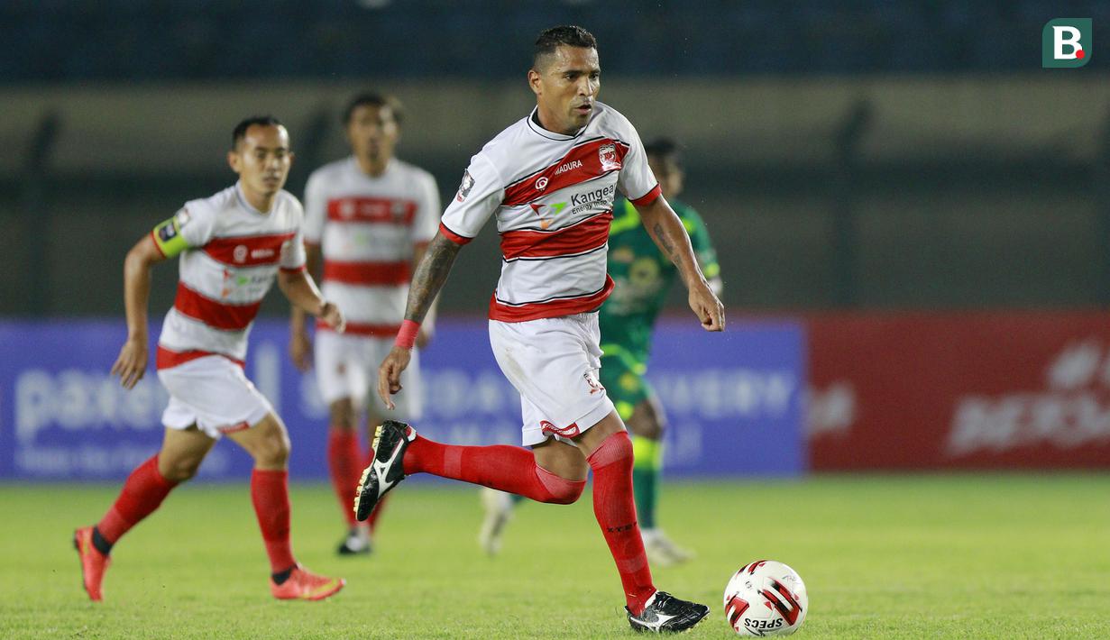 Striker Madura United, Beto Goncalves (kanan) menggiring  bola saat melawan Persebaya Surabaya dalam laga matchday ke-2 Grup C Piala Menpora 2021 di Stadion Si Jalak Harupat, Bandung, Minggu (28/3/2021). Madura United kalah 1-2 dari Persebaya. (Bola.com/M Iqbal Ichsan)