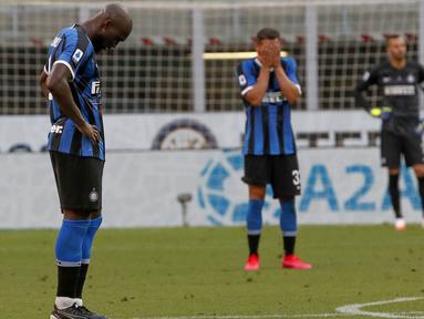 Striker Inter Milan, Romelu Lukaku, tampak kecewa usai ditaklukkan Bologna pada laga Serie A di Stadion Giuseppe Meazza, Minggu (5/7/2020). Inter Milan kalah 1-2 dari Bologna. (AP/Antonio Calanni)