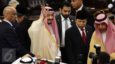  Raja Arab Saudi, Salman bin Abdulaziz Al-Saud menyapa awak media di Kompleks Parlemen MPR/DPR RI, Jakarta, Kamis (2/3). Pada hari kedua kunjungan kenegaraannya ke Indonesia, Raja Salman mengunjungi DPR, Masjid Istiqlal. (Liputan6.com/Johan Tallo)