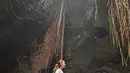 Tidak hanya mengunggah potret yang tengah menjalani ritual melukat, namun Aura Kasih juga terlihat berdoa di bawah air terjun seraya membawa sajen khas orang Bali. Kendati demikian, Aura Kasih tak memedulikan kritikan dari netizen. (Liputan6.com/IG/@aurakasih)