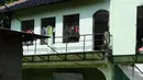 Masjid terendam banjir di kampung Arus Cawang, Jakarta Timur, Jumat (26/4). Ketinggan banjir kurang lebih satu meter terjadi akibat luapan kali Ciliwung dan intensitas curah hujan di kawasan Bogor Jawa Barat sangat tinggi sehingga aktivitas warga terhambat. (merdeka.com/Imam Buhori)