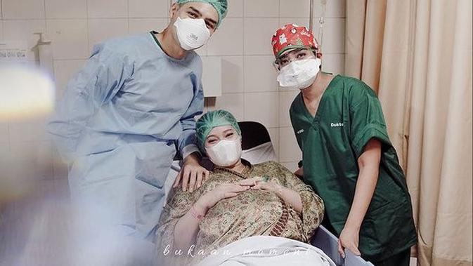 Perjuangan Asmirandah saat melahirkan anak pertamanya. (Sumber: Instagram/@asmirandah89)