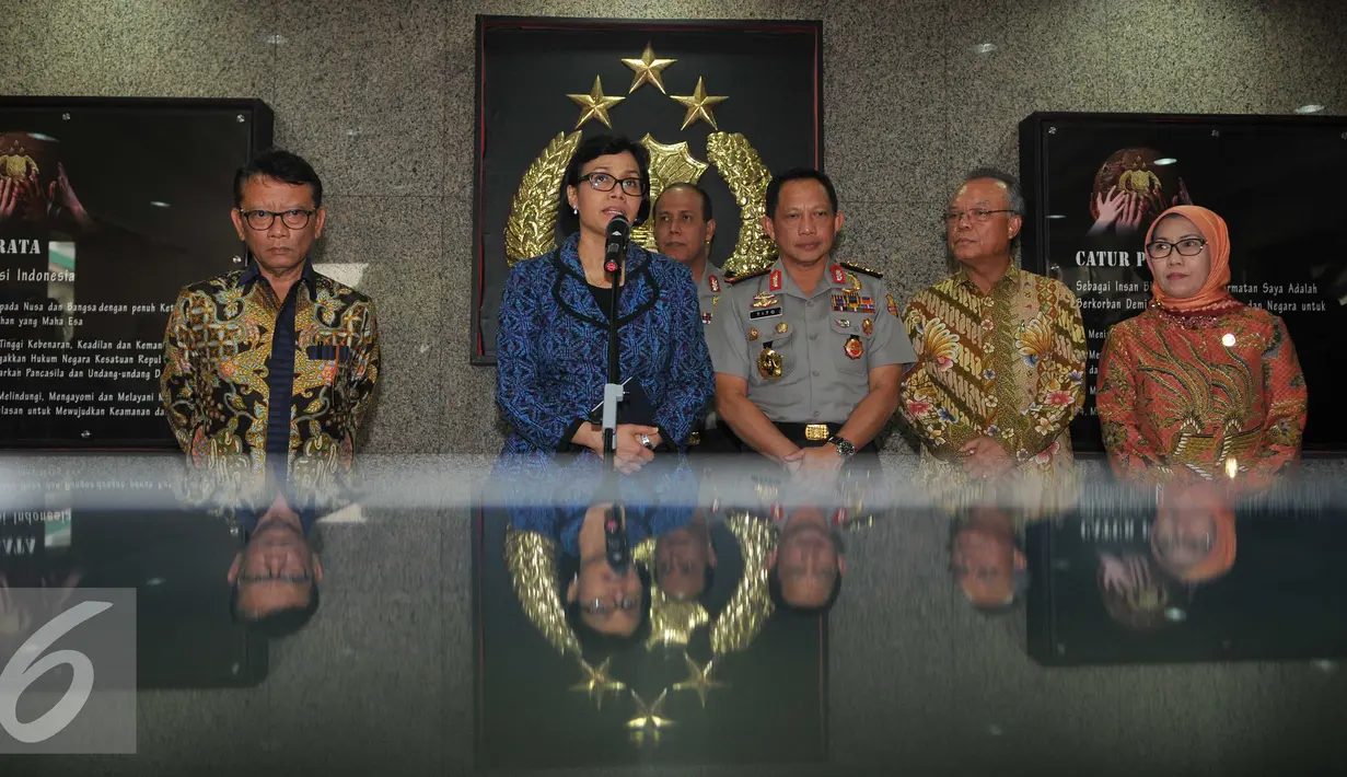 Menkeu Sri Mulyani (kedua kiri) memberikan keterangan di  Mabes Polri, Jakarta, Jumat (29/7). Bersama Kapolri, Sri Mulyani melakukan video Call  sosialisasi Tax Amnesty ke seluruh Kapolda. (Liputan6.com/Gempur M Surya)
