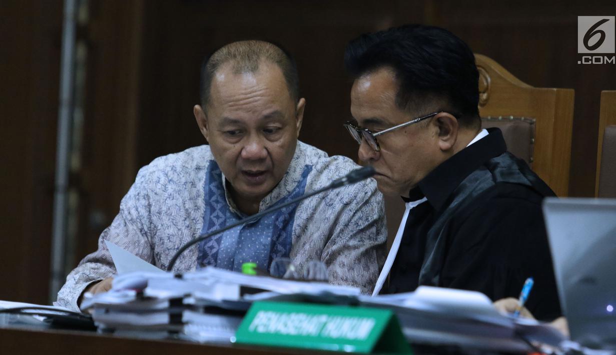 Terdakwa dugaan korupsi penerbitan SKL BLBI, Syafruddin Arsyad Temenggung (kiri) berbincang dengan penasehat hukumnya saat menjalani sidang lanjutan di Pengadilan Tipikor, Jakarta, Kamis (12/7). (Liputan6.com/Helmi Fithriansyah)