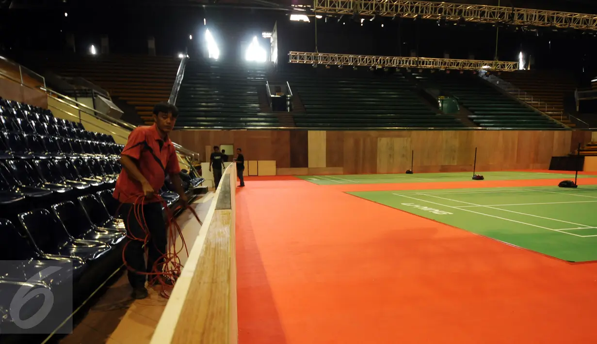 Pekerja terus merapihkan pemasangan kabel di Istora Senayan, Jakarta, Jumat (7/8/2015).  Jelang perhelatan Kejuaraan Bulutangkis Dunia 2015, sejumlah persiapan terus dilakukan pihak panitia pelaksana di Istora Senayan. (Liputan6.com/Helmi Fithriansyah)