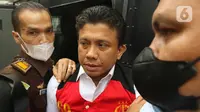 Tersangka kasus Pembunuhan berencana Nofriansyah Yosua Hutabarat atau Brigadir J , Ferdy Sambo saat keluar dari gedung Jaksa Agung Muda  Tindak Pidana Umum, Jakarta, Rabu (5/10/2022). Polri menyerahkan para tersangka dan barang bukti kasus pembunuhan berencana Brigadir J ke Kejaksaan Agung (Kejagung). (Liputan6.com/Herman Zakharia)