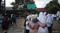 Siswa salah satu sekolah menengah di Hative Kecil, Sirimau, berhamburan ke luar kelas saat gempa mengguncang Pulau Ambon, Kamis (10/10/2019) sekitar pukul 11.30 WIB. (Liputan6.com/ Abdul Karim)