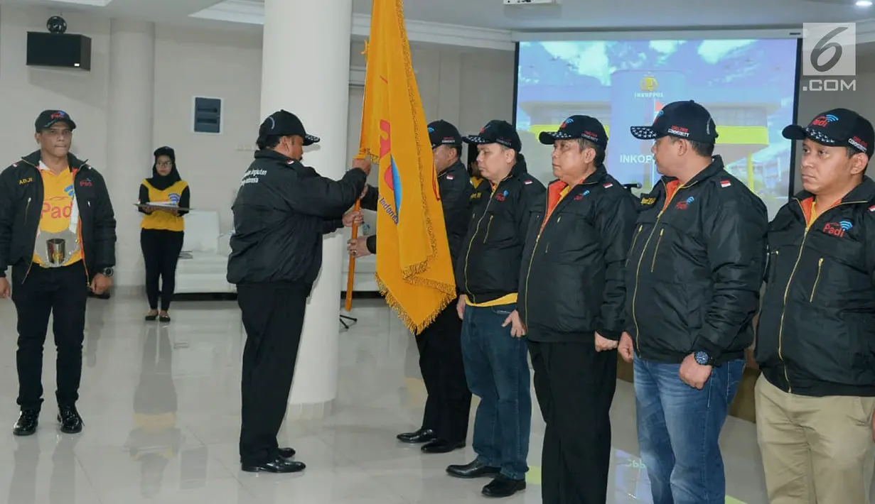 Pengurus pusat secara simbolis menyerahkan bendera saat Launching Perkumpulan Angkutan Daring Indonesia (PADI) di Gedung Inkoppol, Jakarta, Senin (7/1). (Merdeka.com/Iqbal S Nugroho)