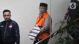 Yaqut Cholil Qoumas selesai diperiksa penyidik KPK selepas adzan maghrib waktu Jakarta. Tampak dalam foto, mantan Menteri Agama, Yaqut Cholil Qoumas, saat dibawa menuju mobil tahanan di Gedung Merah Putih Komisi Pemberantasan Korupsi (KPK), Jakarta, Kamis (12/3/2026). (Liputan6.com/Helmi Fithriansyah)