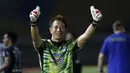 Selebrasi kiper Persib Bandung, I Made Wiryawan usai berhasil menahan imbang 1-1 PS Sleman dalam laga leg kedua semifinal Piala Menpora 2021 di Stadion Manahan, Solo, Senin (19/4/2021). (Bola.com/Ikhwan Yanuar)