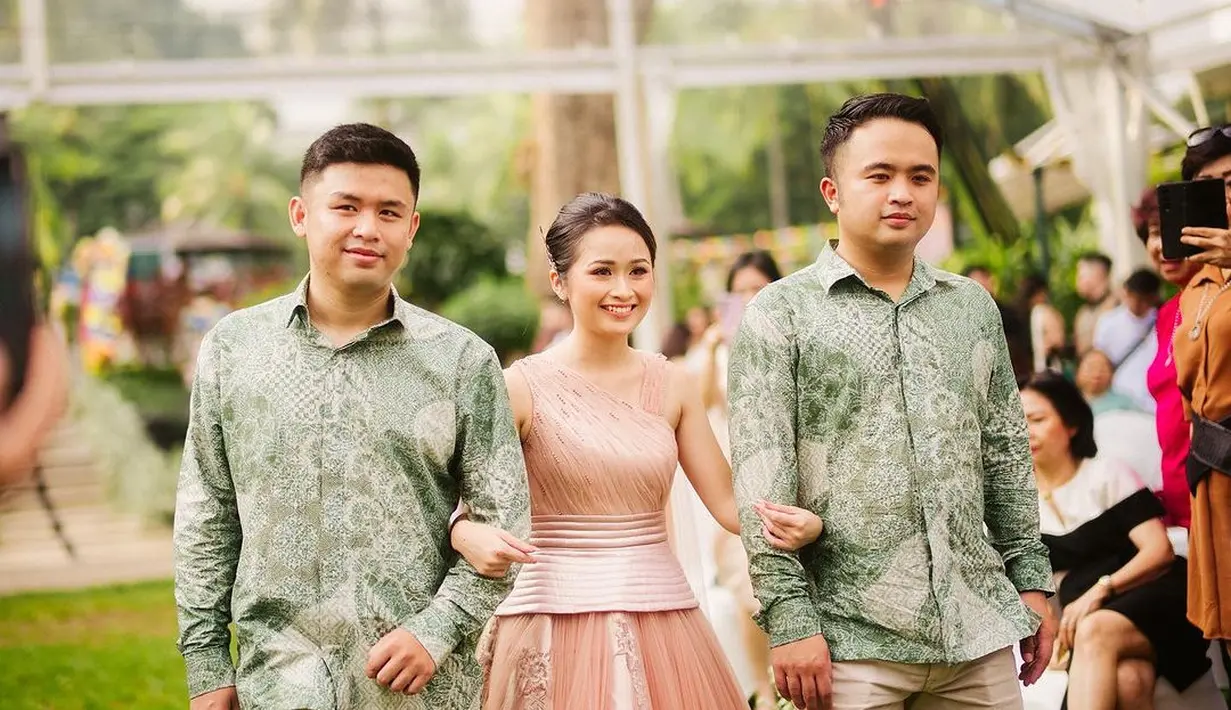 Penampilan perempuan 27 tahun itu tentu tak luput dari perhatian. Ia tampil begitu menawan dibalut sleeveless dress bersiluet A-line warna peach cerah  [Instagram/gritteagathaa]