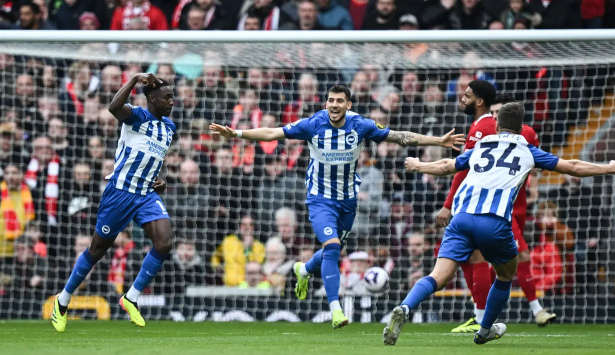 Selebrasi para pemain Brighton and Hove Albion merayakan gol ke gawang Liverpool yang dicetak Danny Welbeck (kiri) pada laga pekan ke-30 Premier League 2023/2024 di Anfield Stadium, Liverpool, Minggu (31/3/2024). (AFP/Paul Ellis)