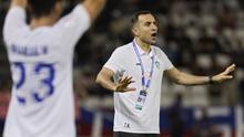 Pelatih kepala Uzbekistan, Timur Kapadze, memberikan instruksi kepada para pemainnya selama pertandingan final Piala Asia U-23 AFC Qatar 2024 antara Jepang dan Uzbekistan di Stadion Jassim Bin Hamad, Doha, pada 3 Mei 2024. (KARIM JAAFAR/AFP)