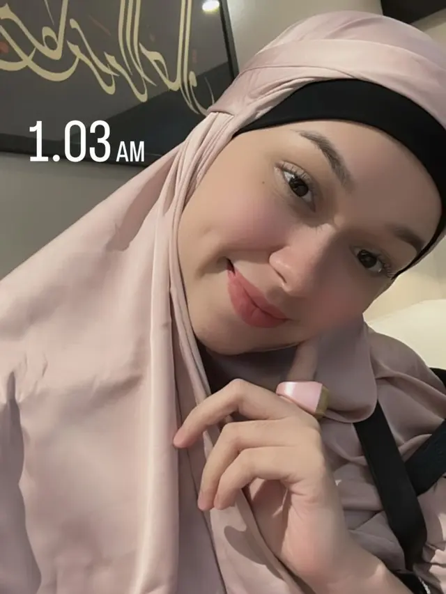 Tampilan Rebecca Klopper saat Umrah. [@rklopperr]