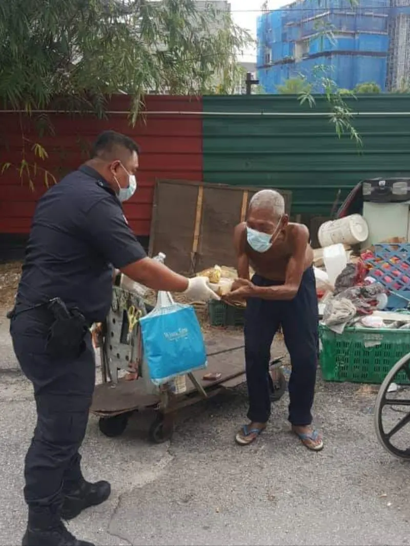 Bikin Terenyuh, Polisi Ini Rela Mendatangi Tunawisma Untuk Memberikan Makanan