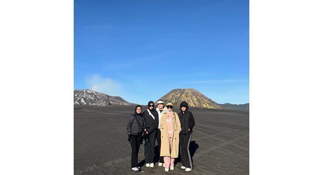 5 Gaya stylish Mulan Jameela saat liburan di Bromo, pakai outer dan topi senada