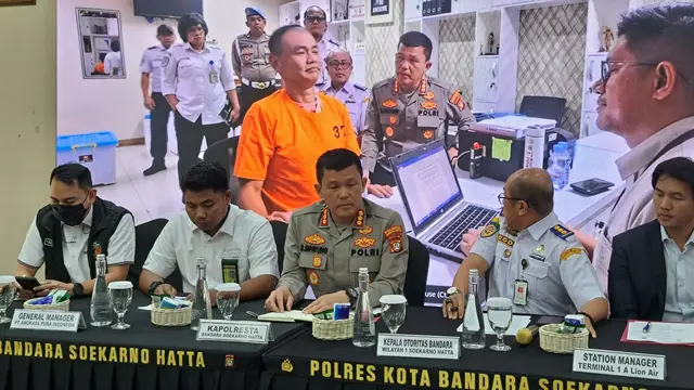 Kapolres Bandara Soekarno-Hatta, Kombes Pol Ronald F.C Sipayung konferensi pers soal nasib penumpang Lion Air yang teriak ada bom