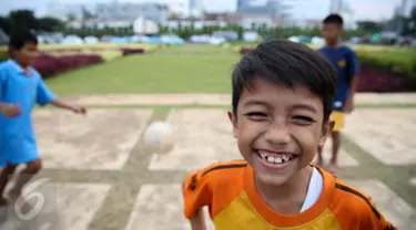 Sejumlah anak bermain bola di Tugu Tani, Jakarta, Jumat (2/10/2015). Pemprov DKI Jakarta akan menambah ruang publik terpadu ramah anak (RPTRA) sebanyak 150 lokasi dengan menggunakan dana dari program CSR.(Liputan6.com/Faizal Fanani)