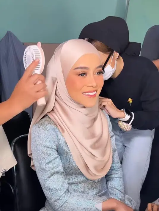 Ia melengkapi penampilannya dengan pashmina satin warna pink salem cerah yang ditata oleh hijab stylist Suci Aurelia. [Foto: IG/lestykejora].