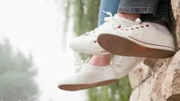 Sekarang Anda tidak perlu lagi takut menggunakan sneakers putih untuk kegiatan sehari-hari, di sini ada cara mudah membersihkannya.